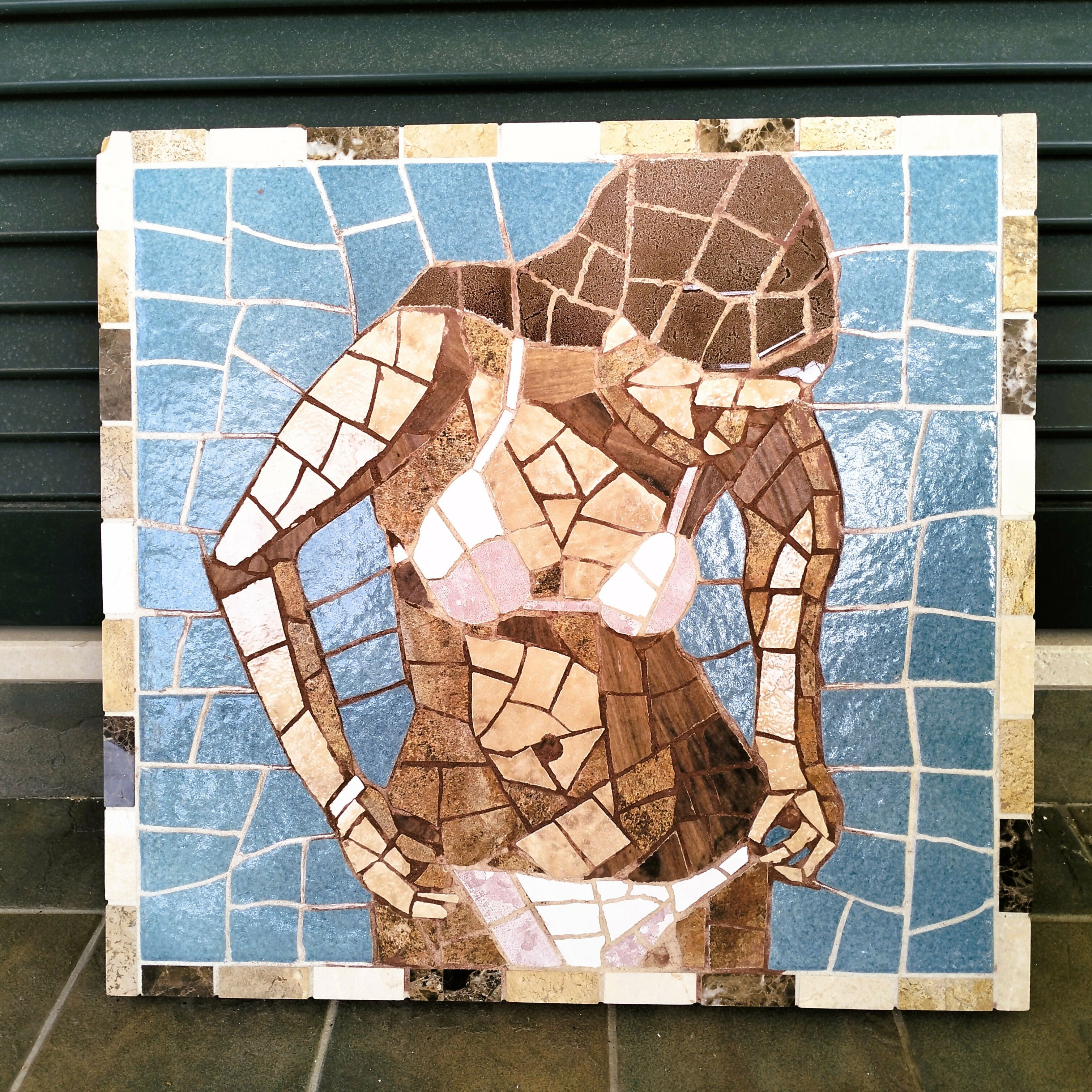 Roberto Rubiola - Donna che si mette il bikini - Mosaico