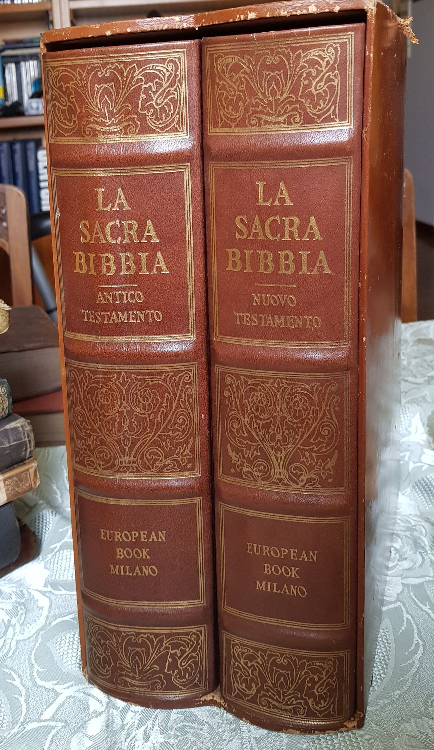 La Santa Biblia con Láminas de Gustave Doré (2 Volúmenes) - Libro Europeo