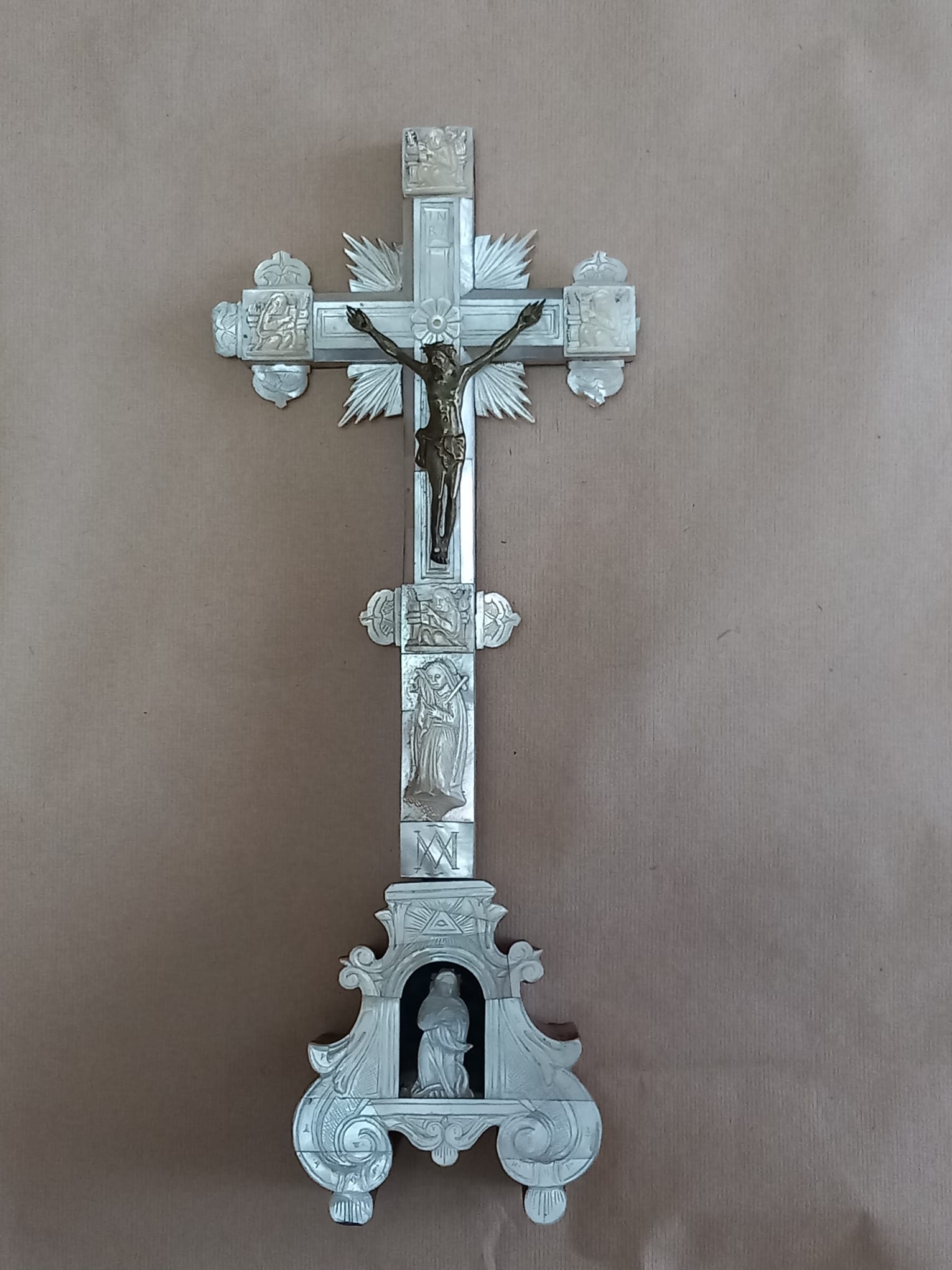 Autor desconocido - Cruz de madera y nácar