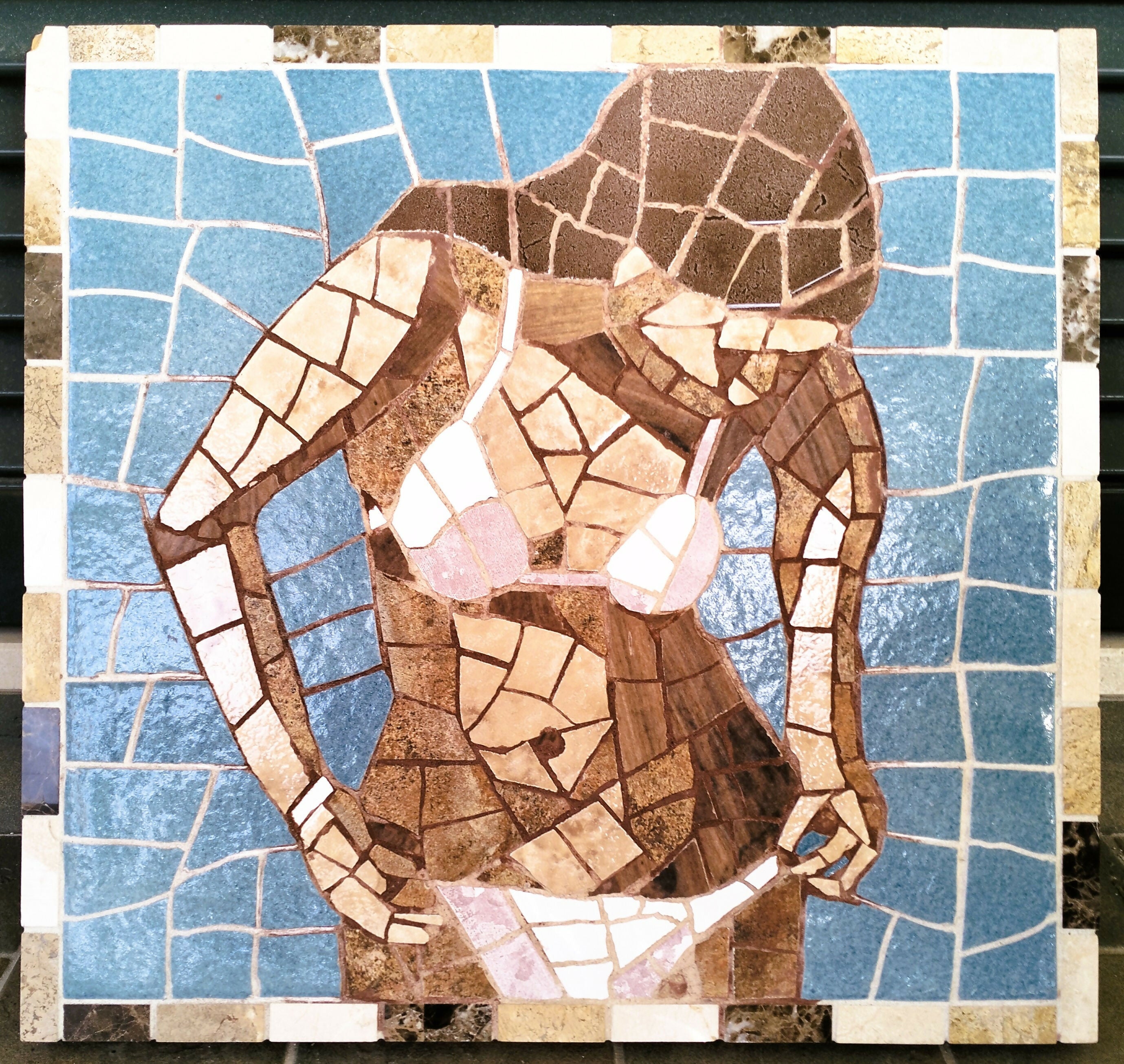 Roberto Rubiola - Donna che si mette il bikini - Mosaico