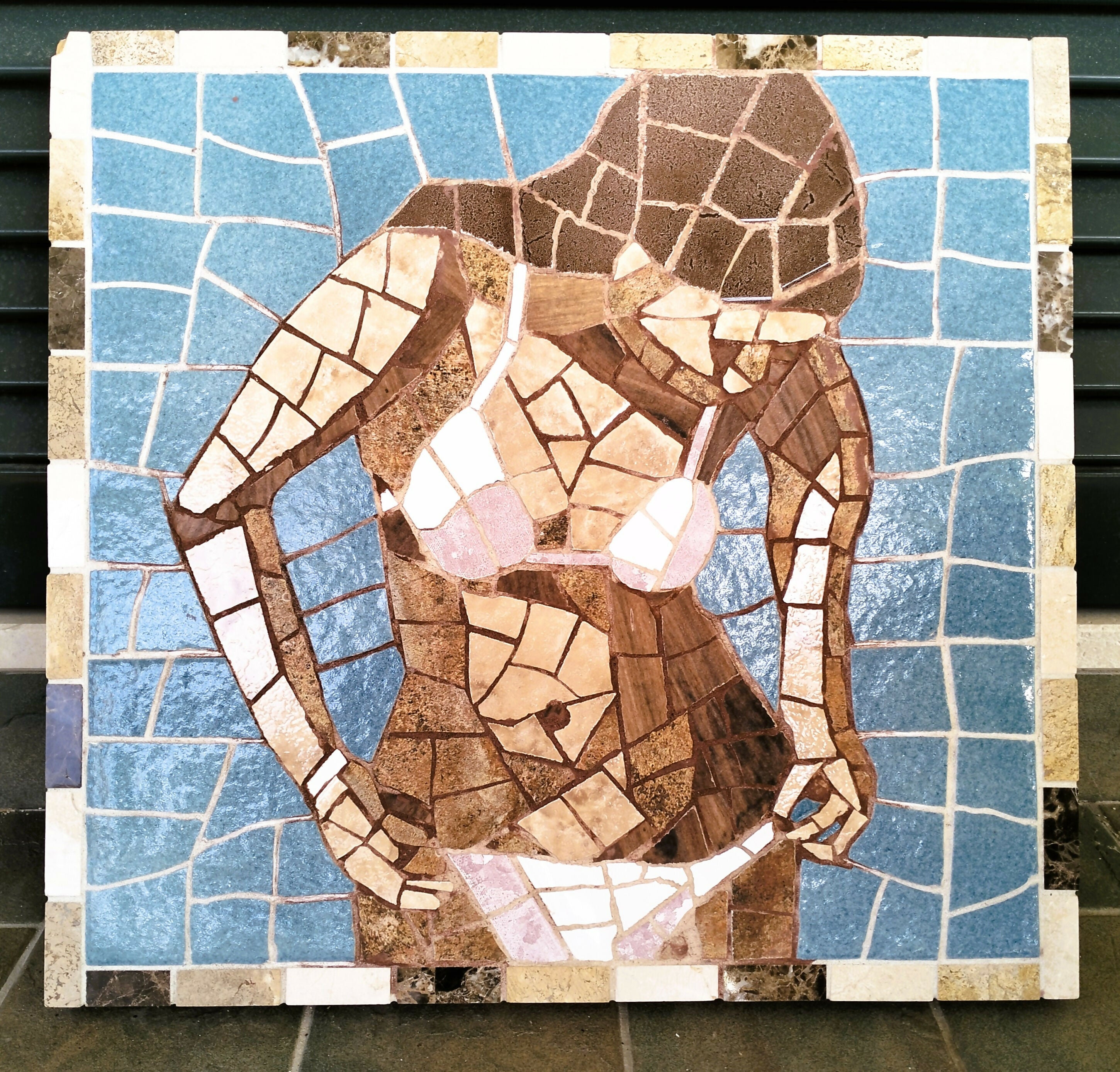 Roberto Rubiola - Donna che si mette il bikini - Mosaico