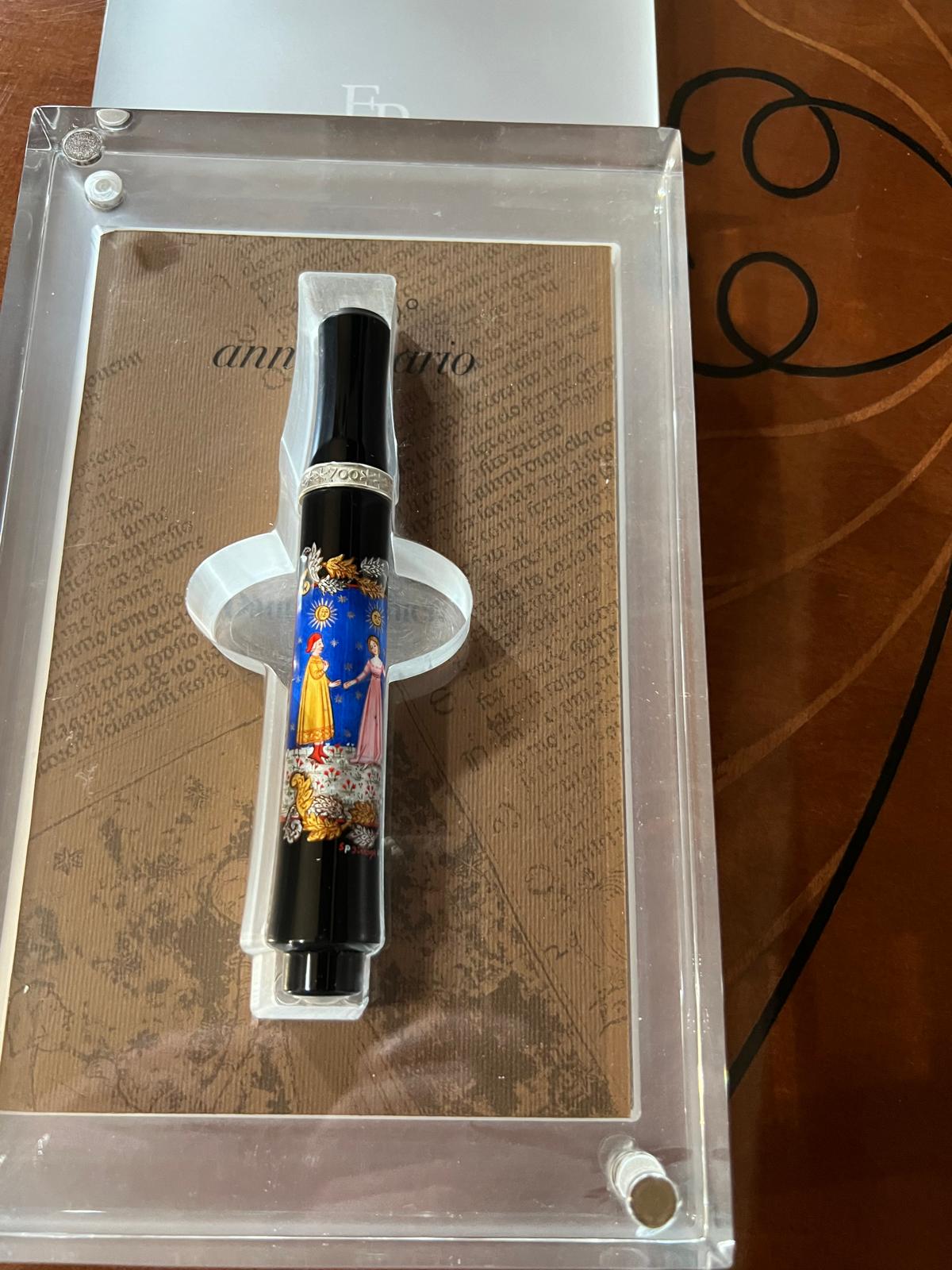 PLUMA ESTILOGRÁFICA PINTADA A MANO - FUNDACIÓN PATRIMONIO ARTÍSTICO
