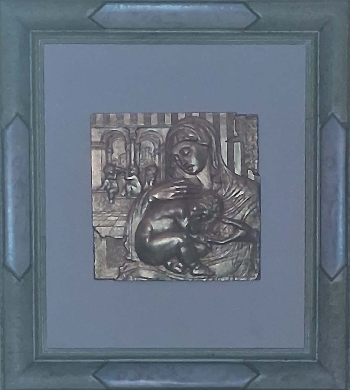 Bassorilievo su lastra dorata La Madonna del divino amore di Elvio Marchionni