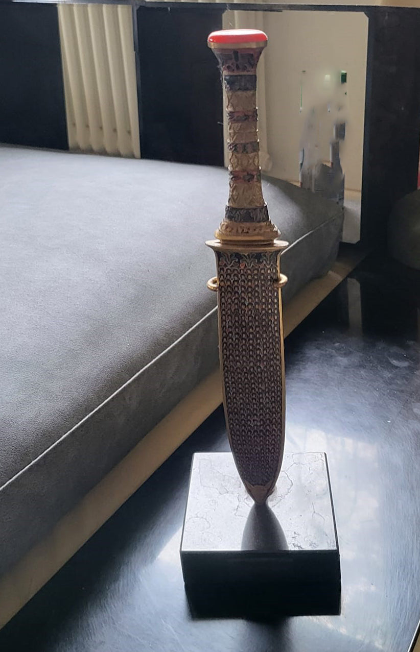 Colecciones de Museos Internacionales - La Daga Dorada de Tutankamón