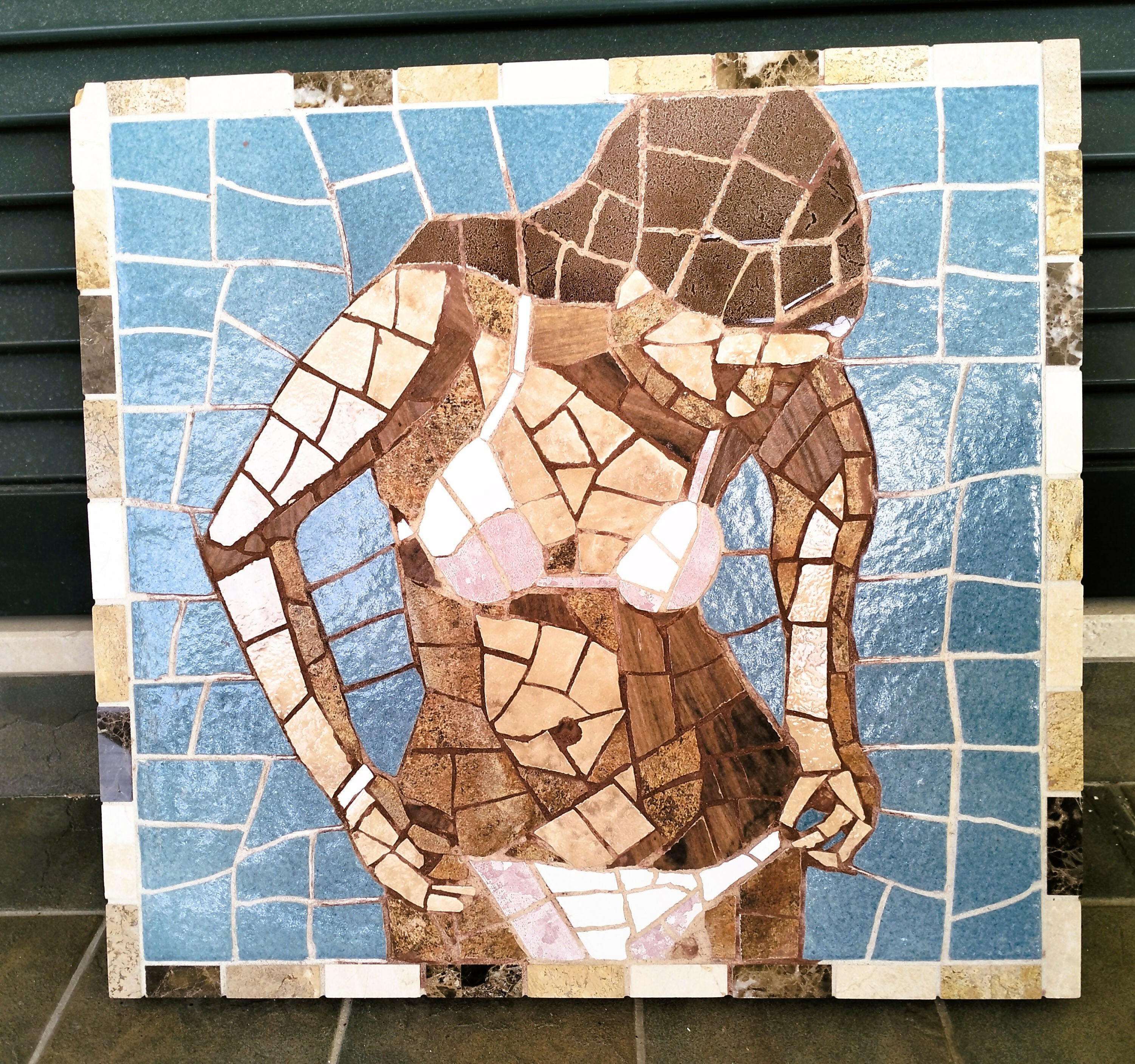 Roberto Rubiola - Donna che si mette il bikini - Mosaico