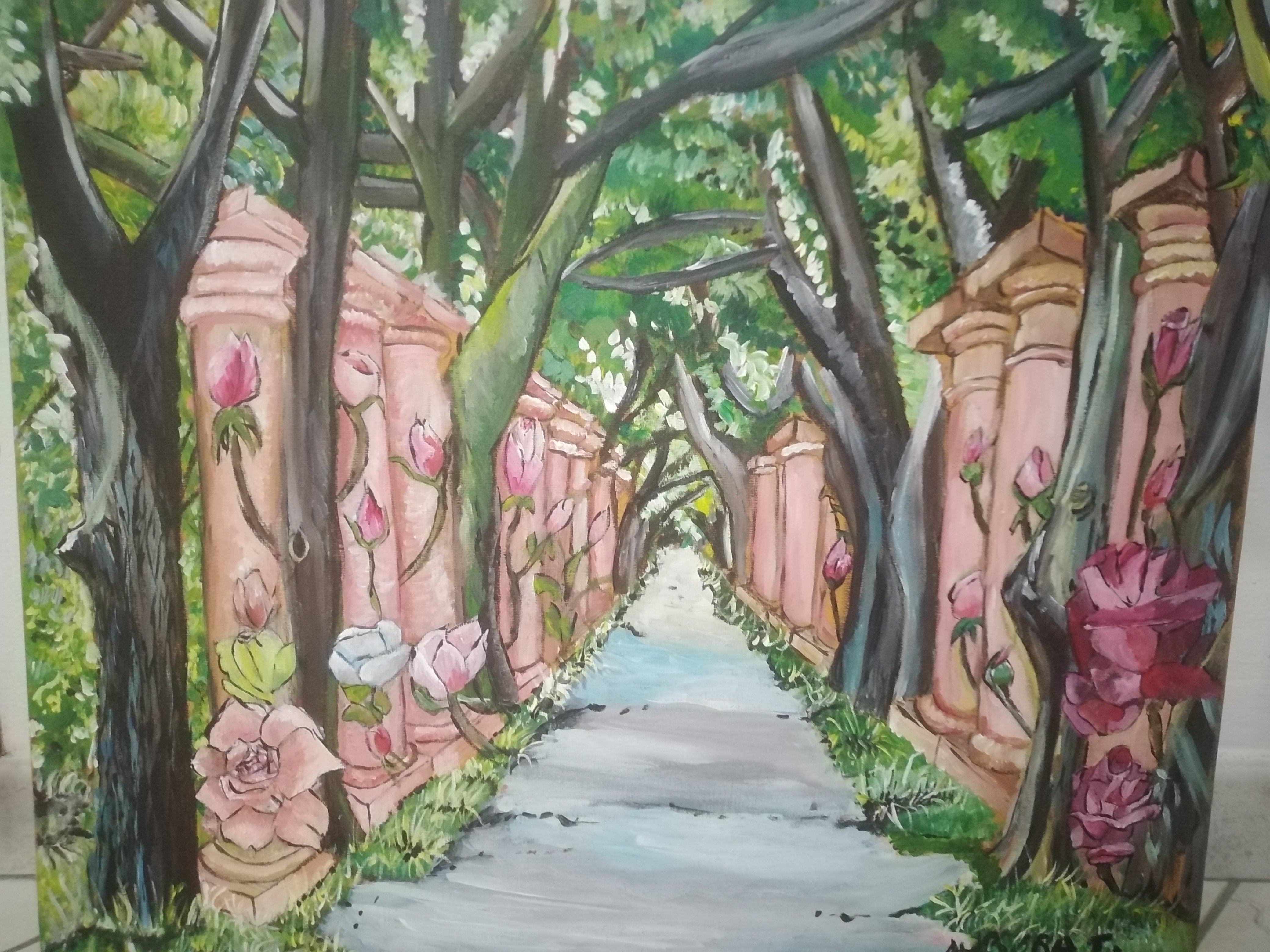 La avenida arbolada acompañada de rosas