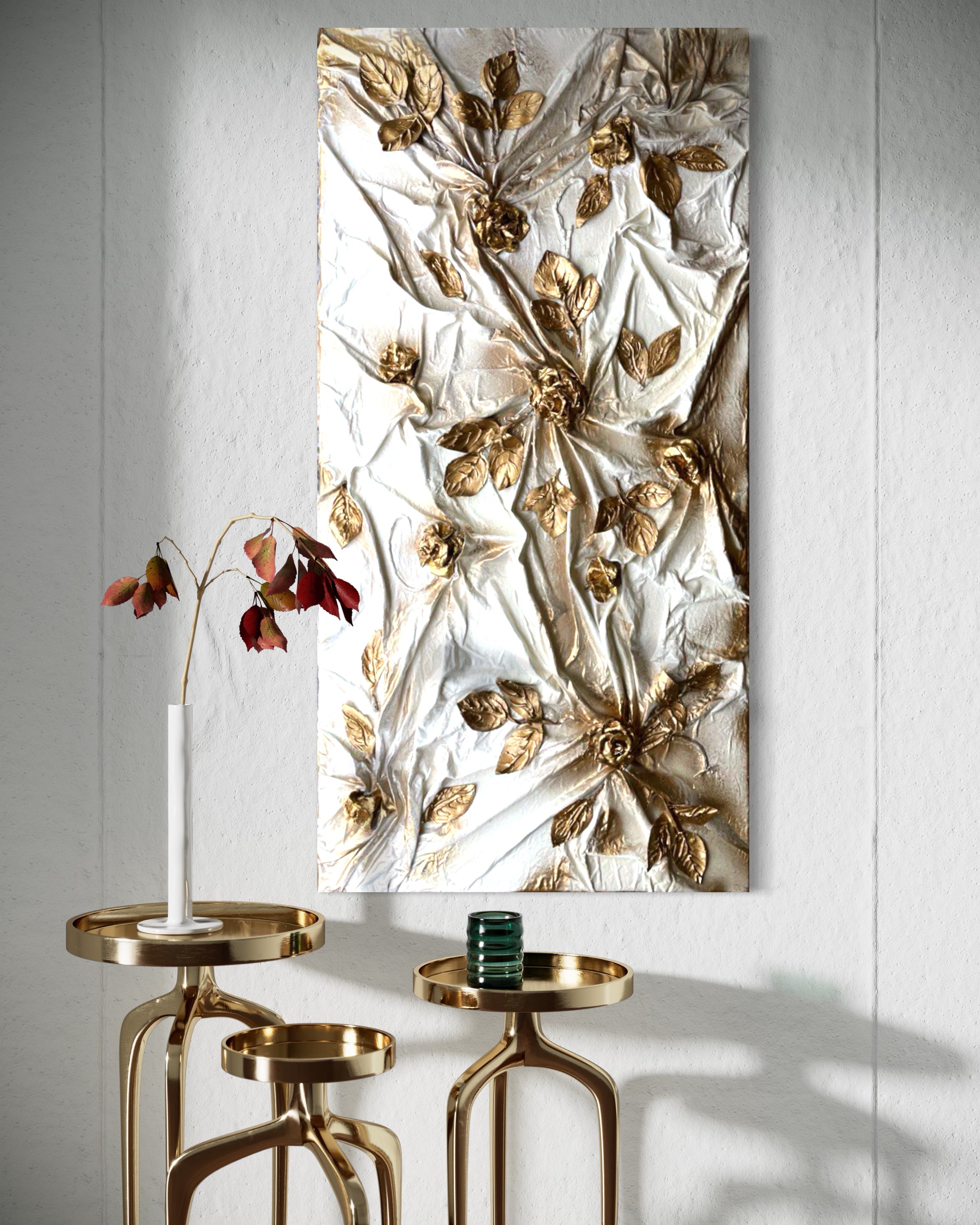 Elegante pittura con scultura in rilievo in oro e fiori bianchi