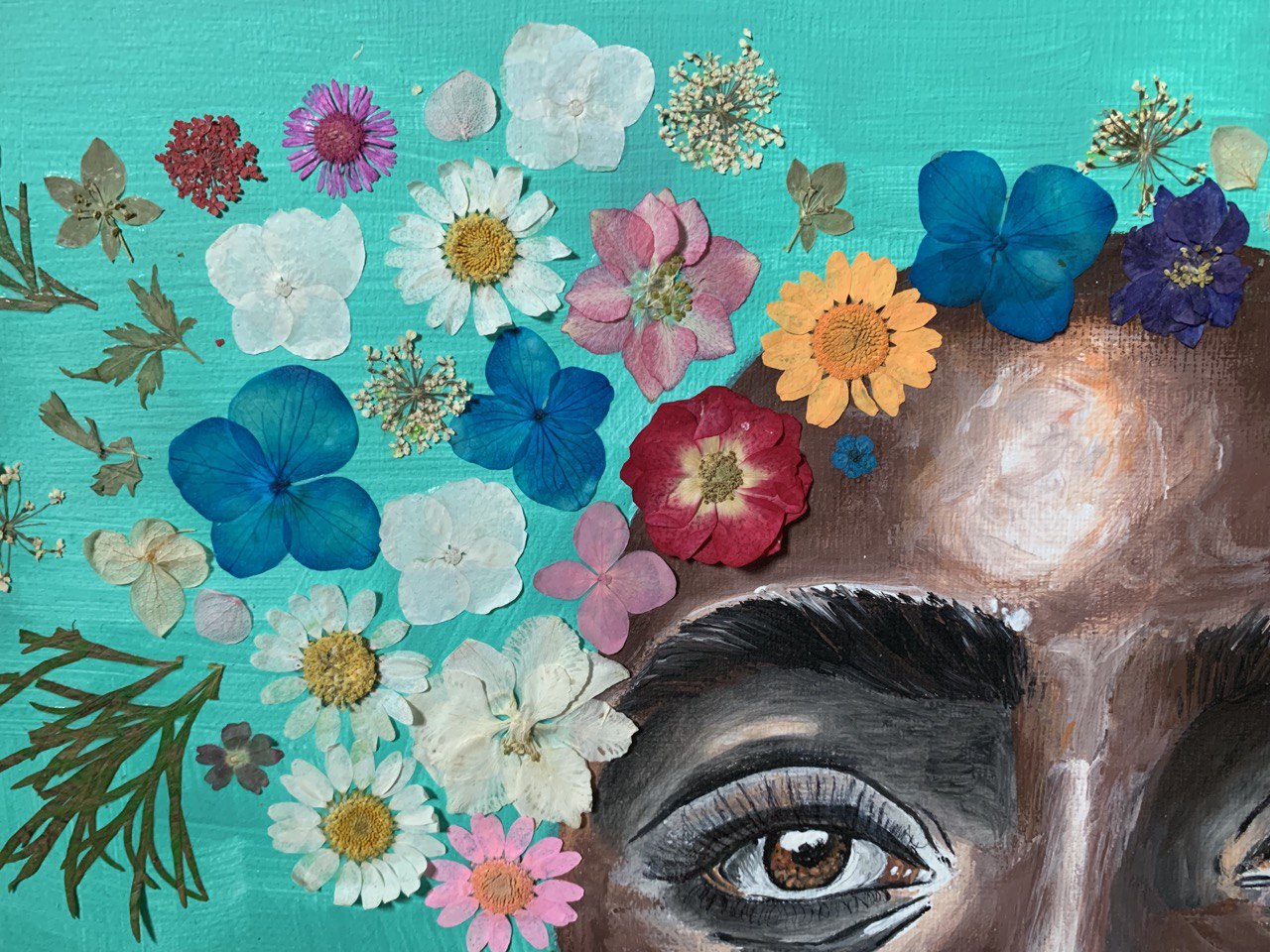 Femme africaine avec des fleurs