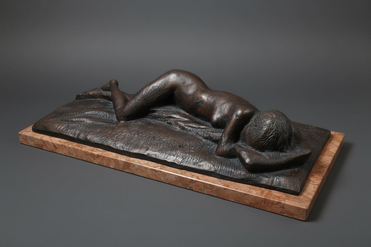 Scultura in bronzo con nudo di donna e base in marmo di Ciccio Capasso