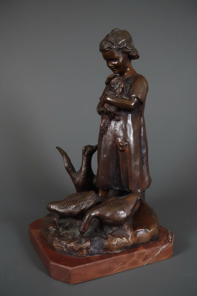 Fanciulla con oche e uva- scultura in bronzo - Giovanni De Martino