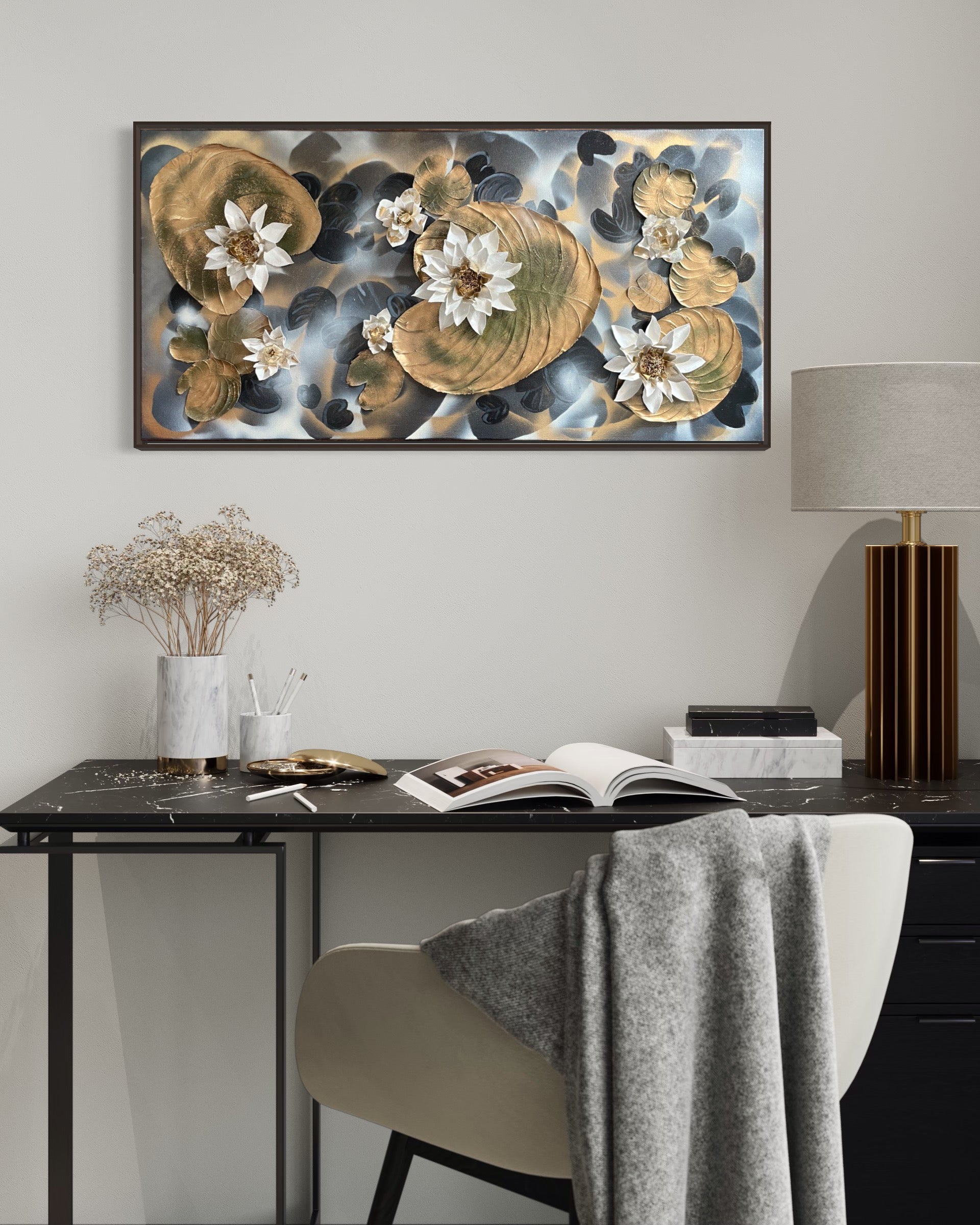 Decorazione da parete 3D con ninfee - tonalità nero e oro.